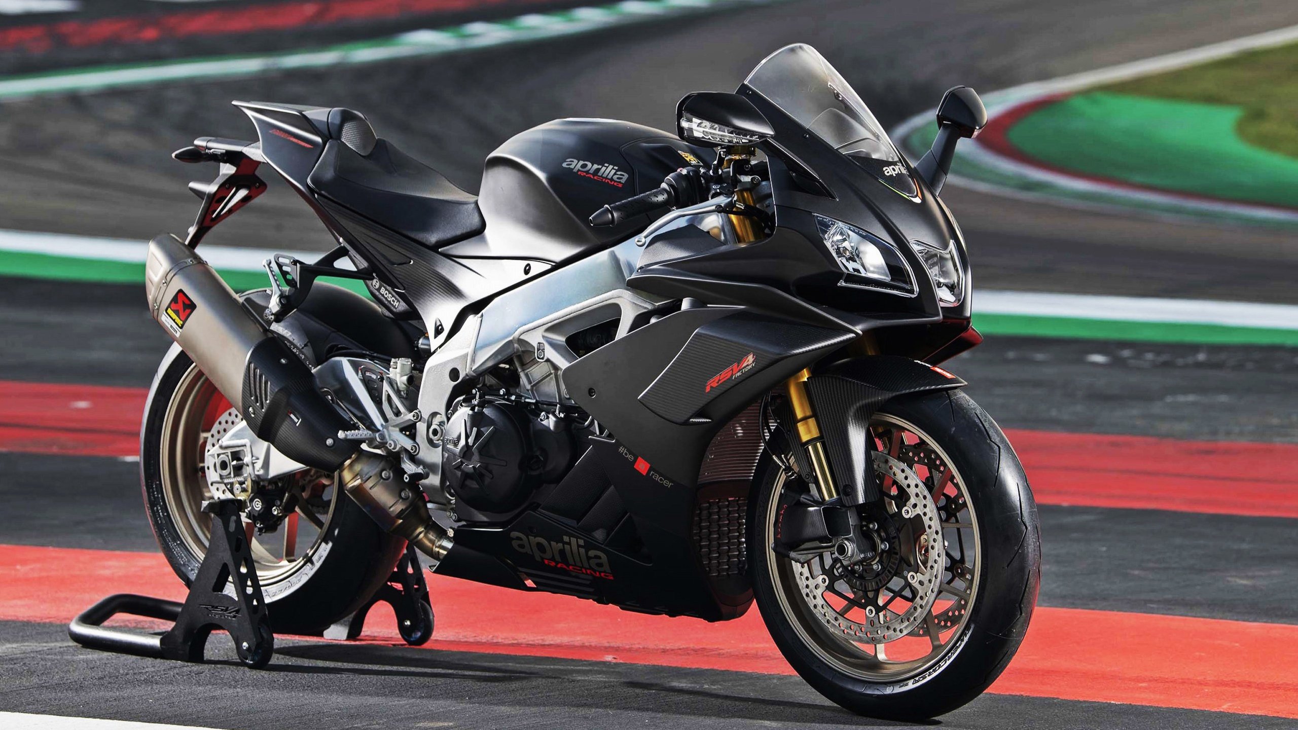 银箭破雨，诺里斯以闪电点燃沉默的银石