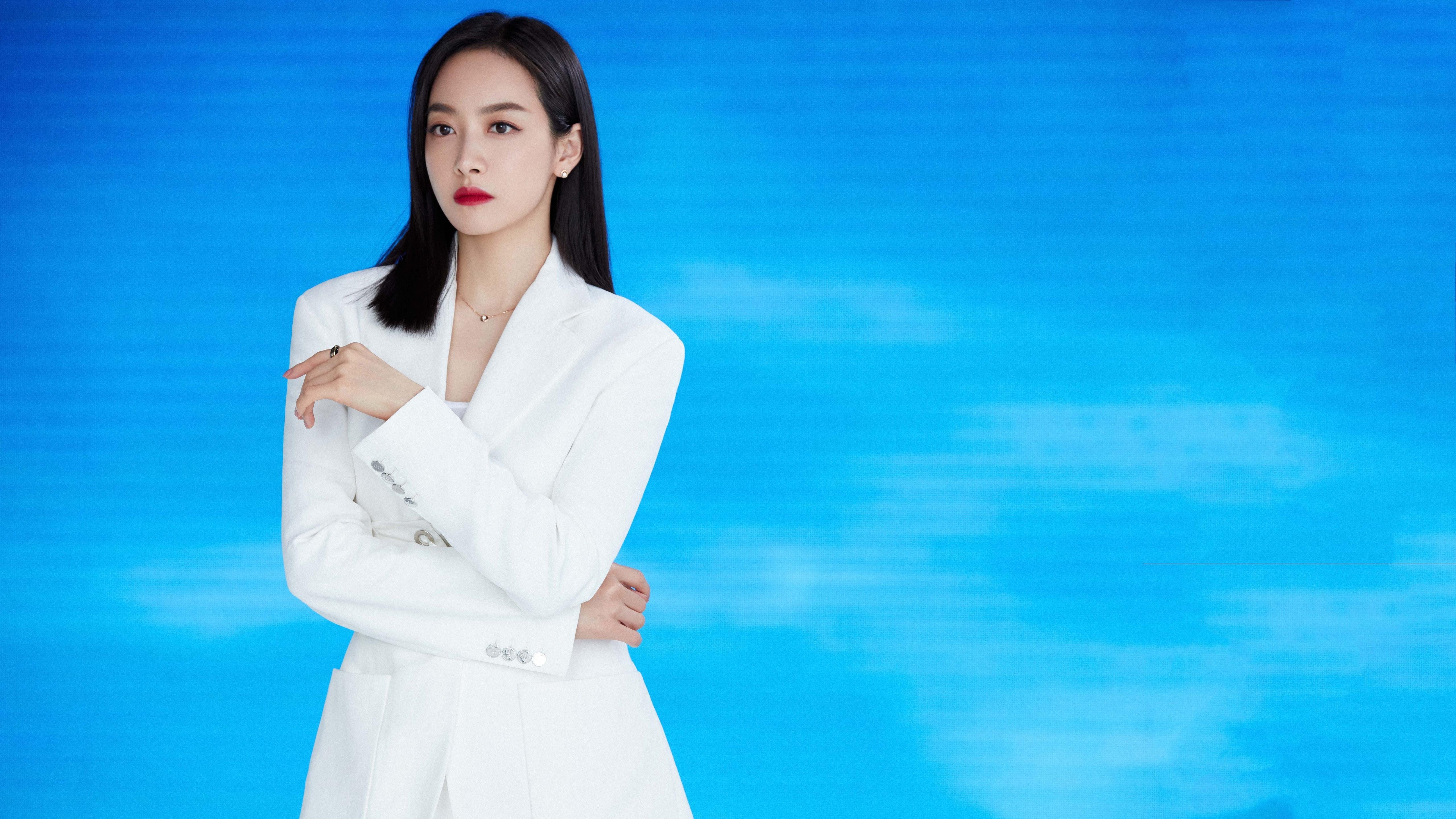 绿茵豪情与硬木韧劲，团队之魂的跨界交响